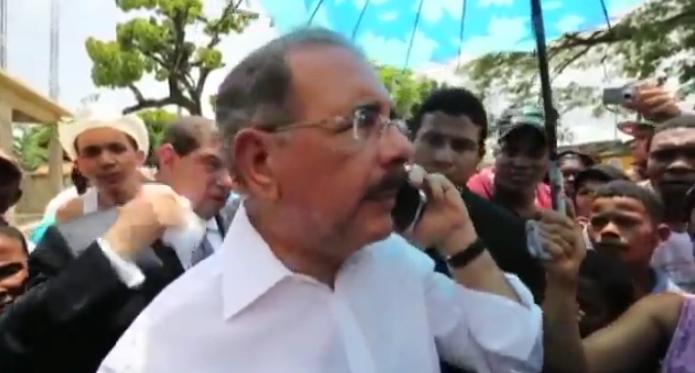 Danilo Medina: "Si el ingeniero no viene el lunes a trabajar, le quitamos el contrato"